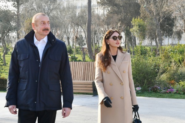 Prezident İlham Əliyev və birinci xanım Mehriban Əliyeva Nizami Gəncəvi parkında yenidənqurmadan sonra yaradılan şəraitlə tanış olublar